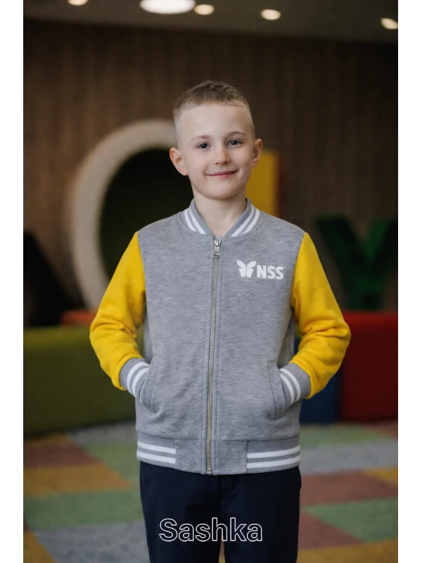 Бомбер на блискавці для хлопчика утеплений на флісі сіро-жовтий з логотипом школи NSS, розмір 116-158